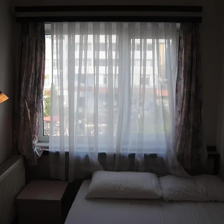 Anzac House Youth Hostel *